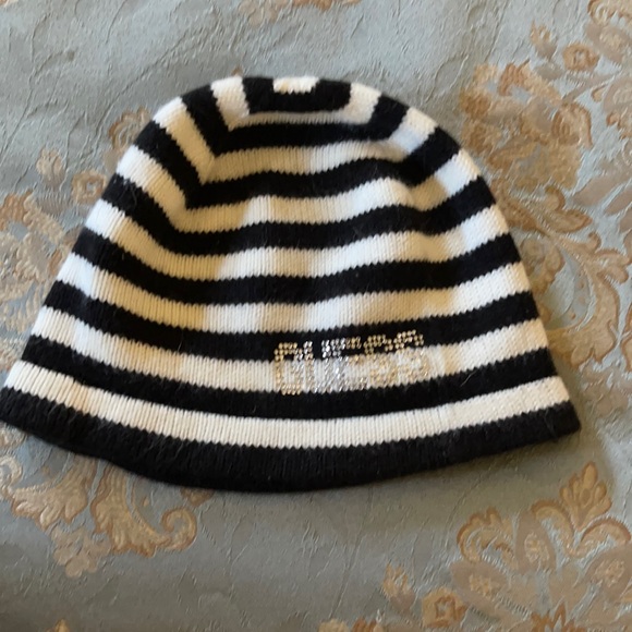 Cute beanie Guess hat - Picture 1 of 2